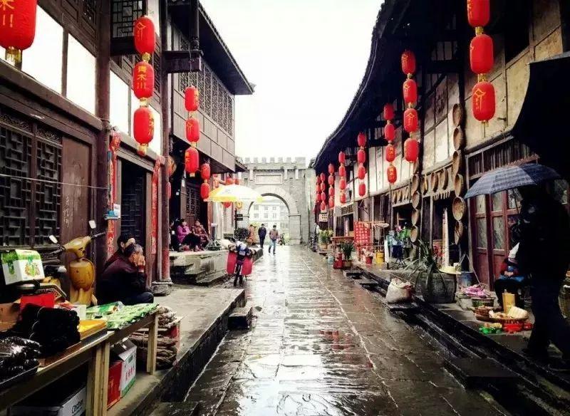 一房间长56分米宽21分米用正方形的砖正好把正好把整个屋子铺满砖边长最多是多